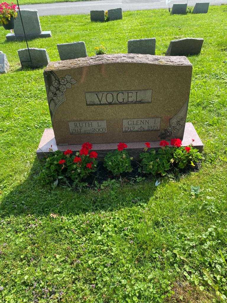 Glenn I. Vogel's grave. Photo 2