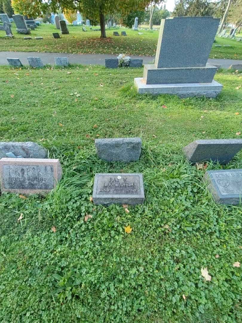 Ray W. Lancaster's grave. Photo 1
