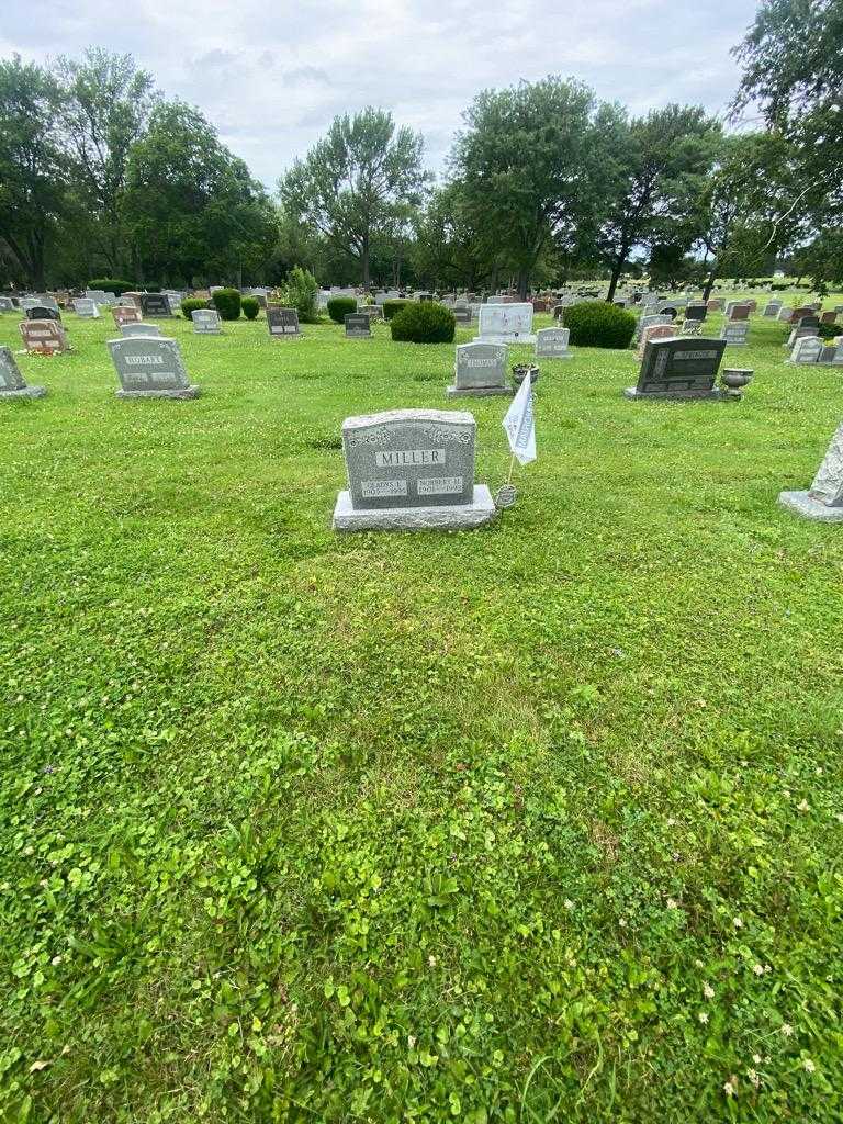 Gladys E. Miller's grave. Photo 1