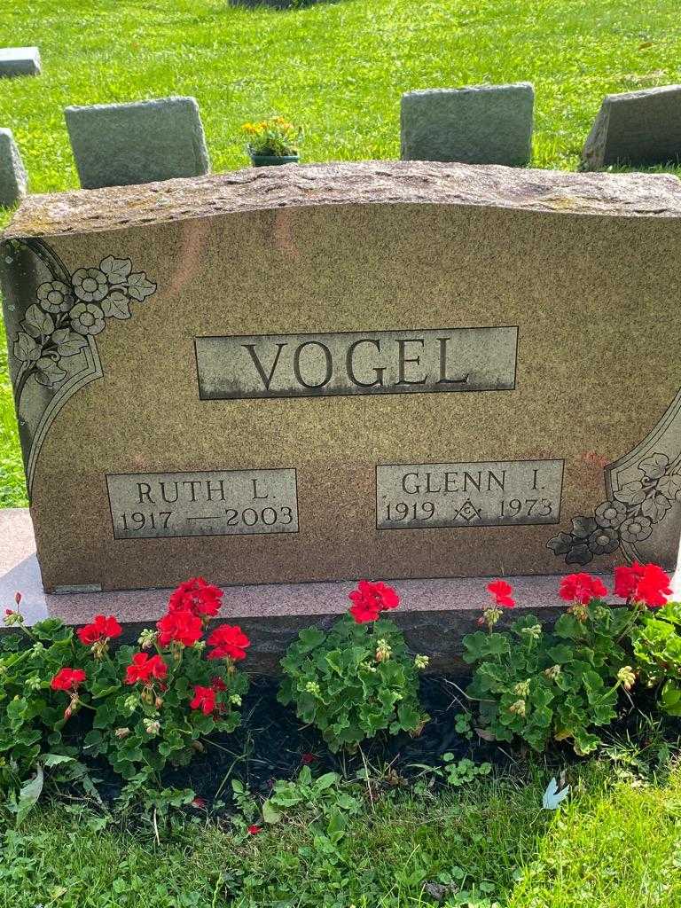 Glenn I. Vogel's grave. Photo 3