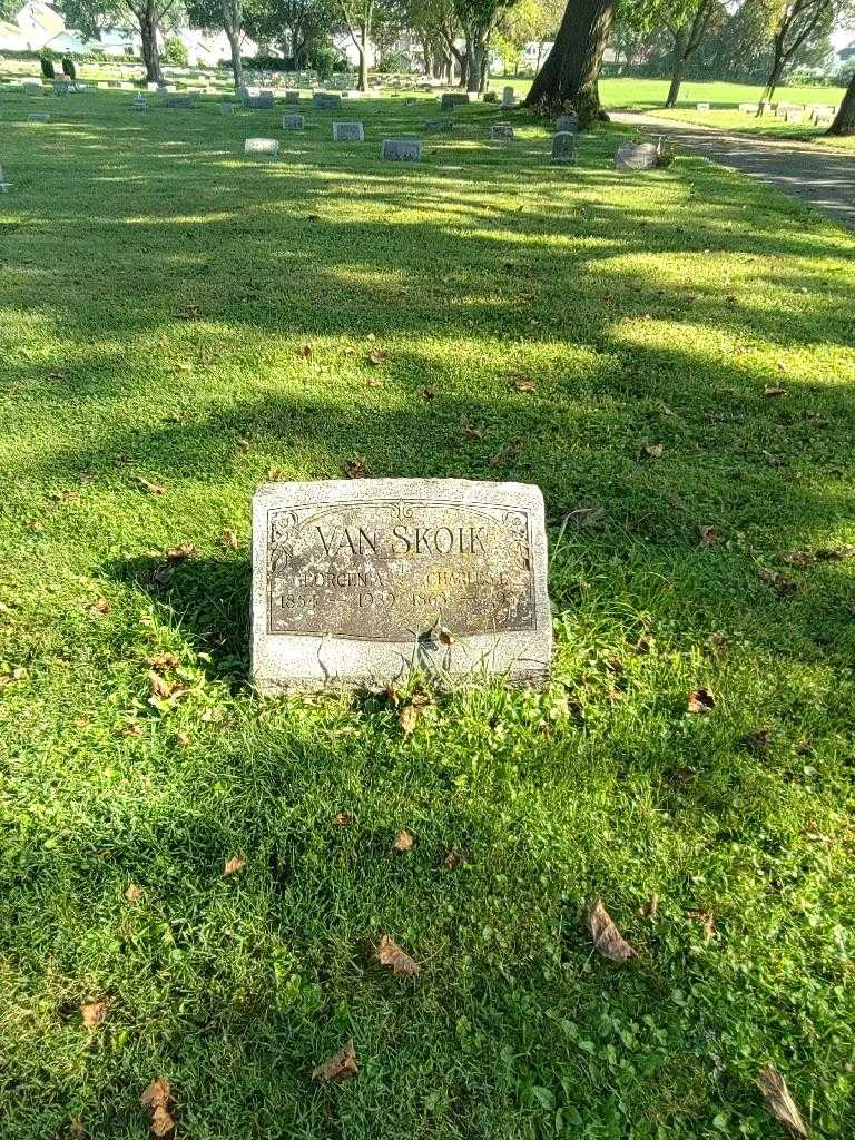 Georgenia Van Skoik's grave. Photo 1