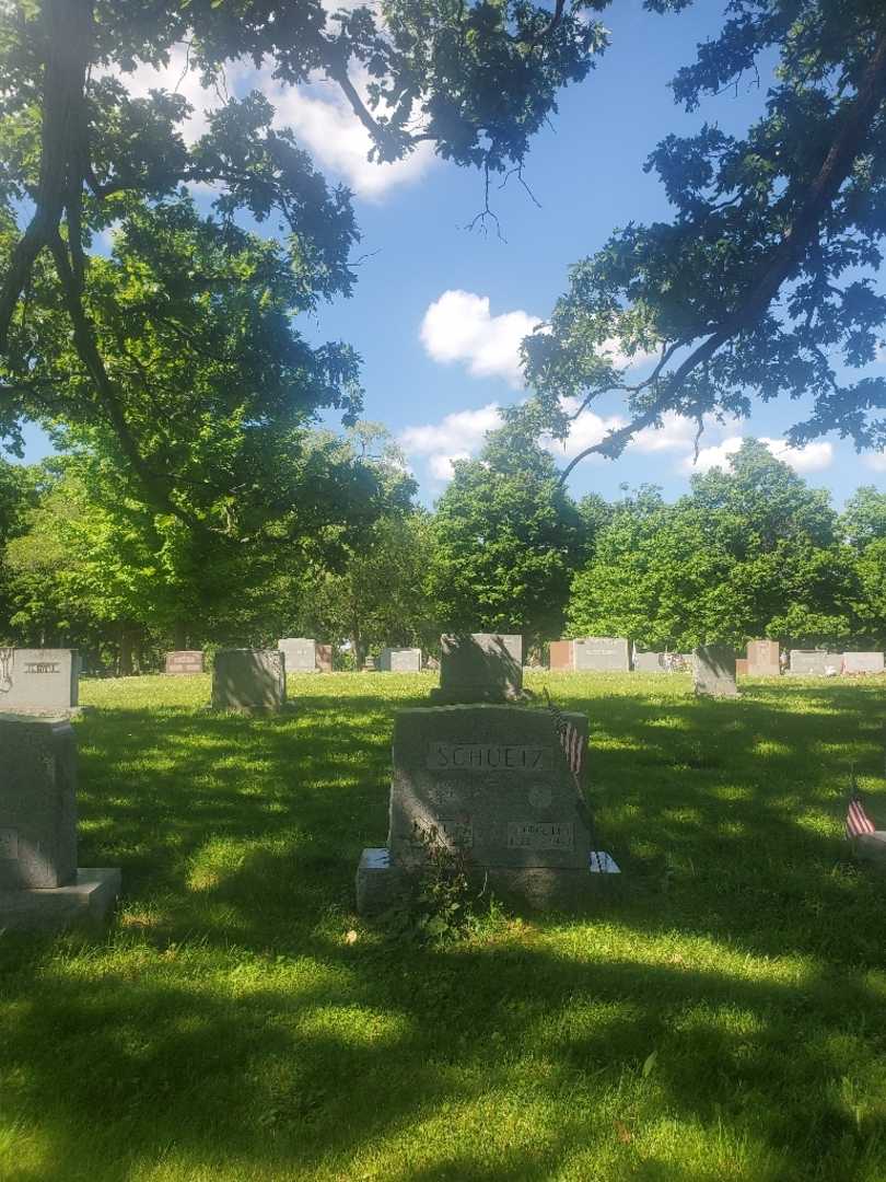 George Leo Schuetz's grave. Photo 1
