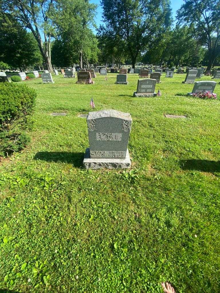 Merton E. Lake's grave. Photo 1