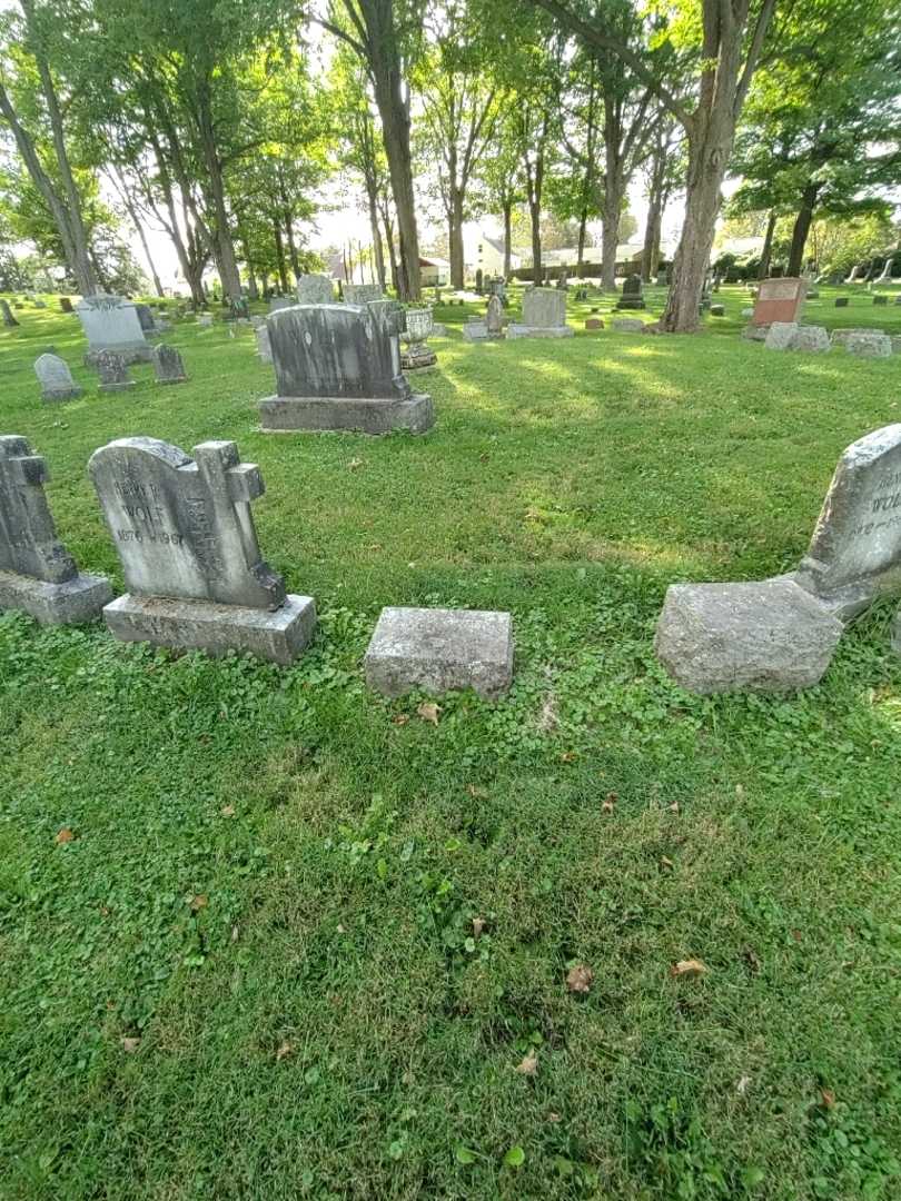 Everett L. Reynolds's grave. Photo 1