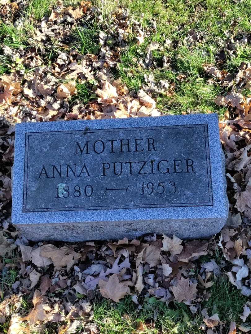 Anna Putziger's grave. Photo 3