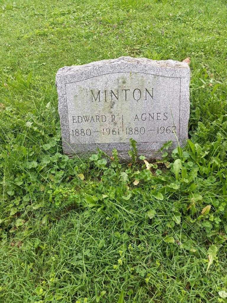 Agnes Minton's grave. Photo 3