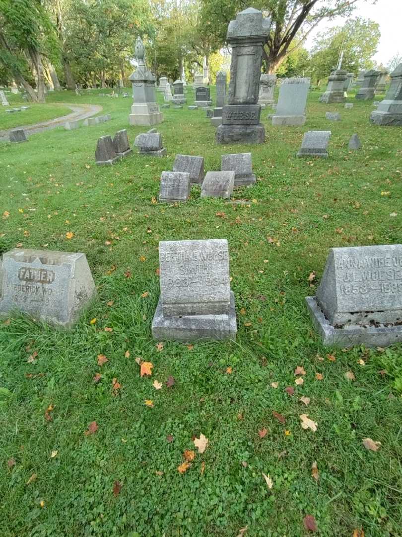 Bertha E. Woese Smith's grave. Photo 1