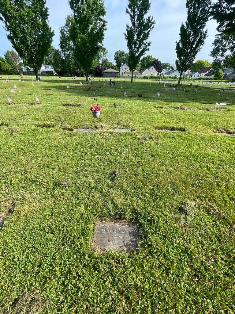 Edna C. Simmons's grave. Photo 2