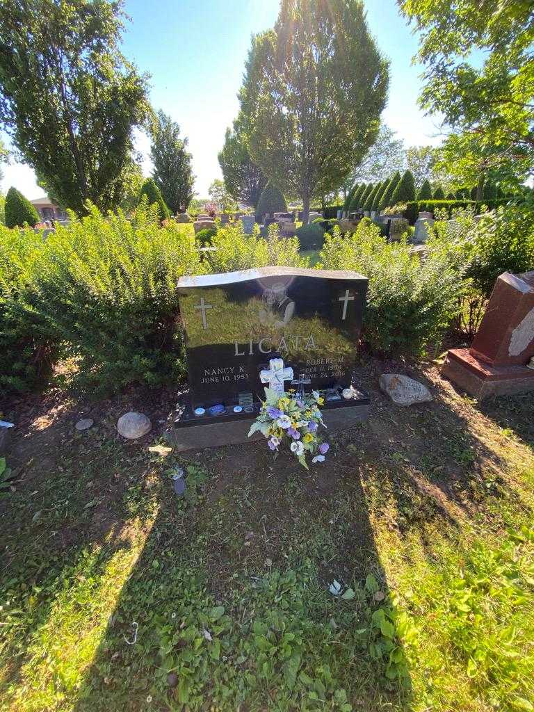 Robert M. Licata's grave. Photo 1