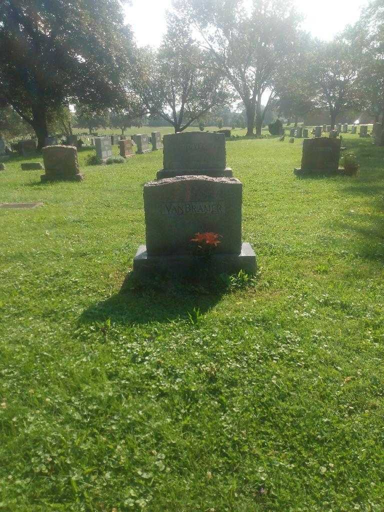Sudie M. Vanbramer's grave. Photo 1