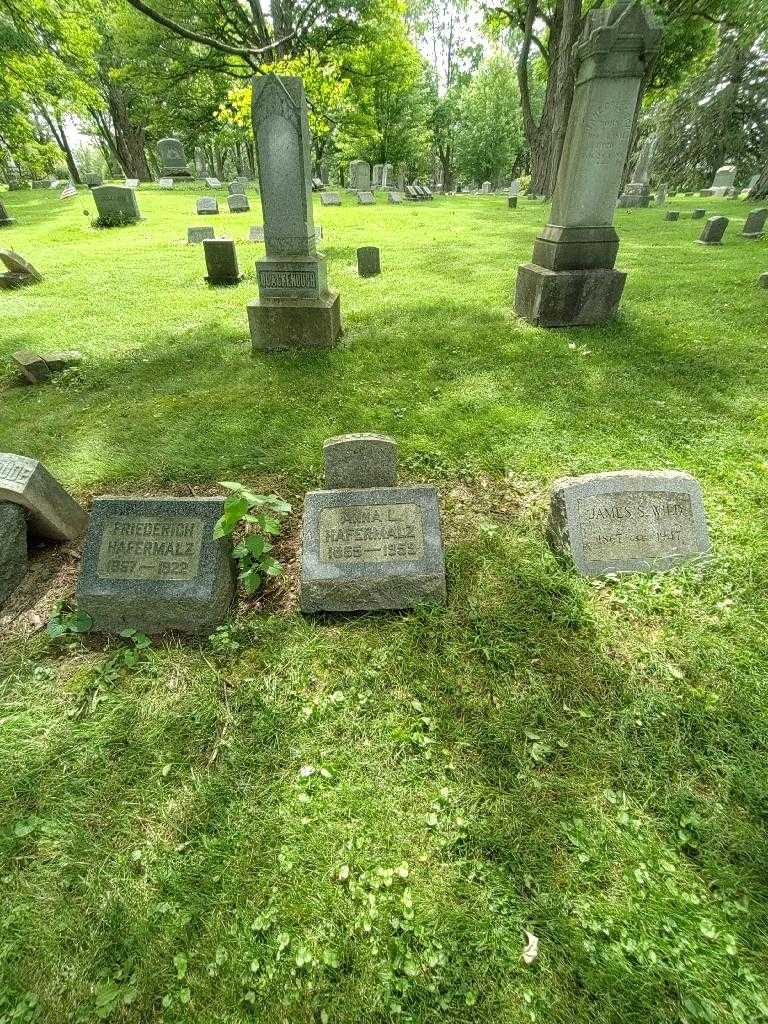 Anna L. Hafermalz's grave. Photo 1