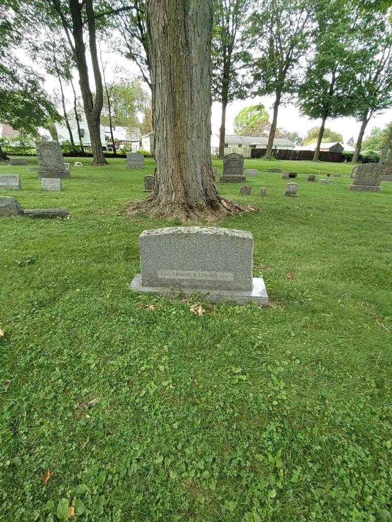 Charles H. Gifford's grave. Photo 1