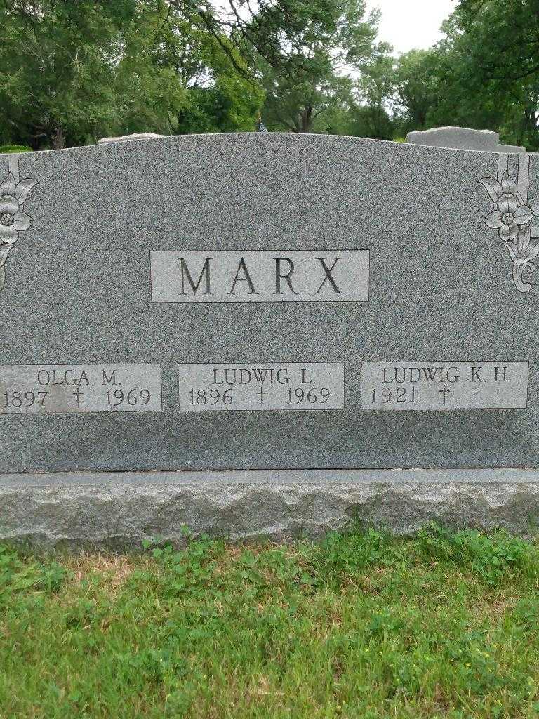 Olga M. Marx's grave. Photo 3