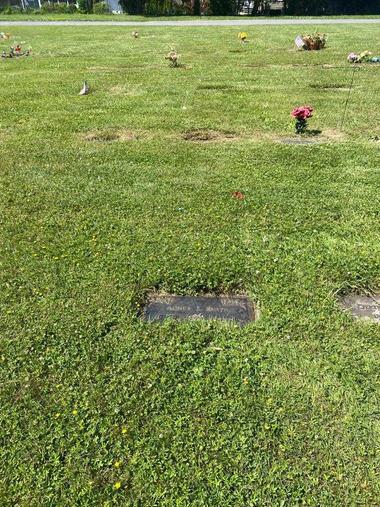 Agnes L. Smith's grave. Photo 2