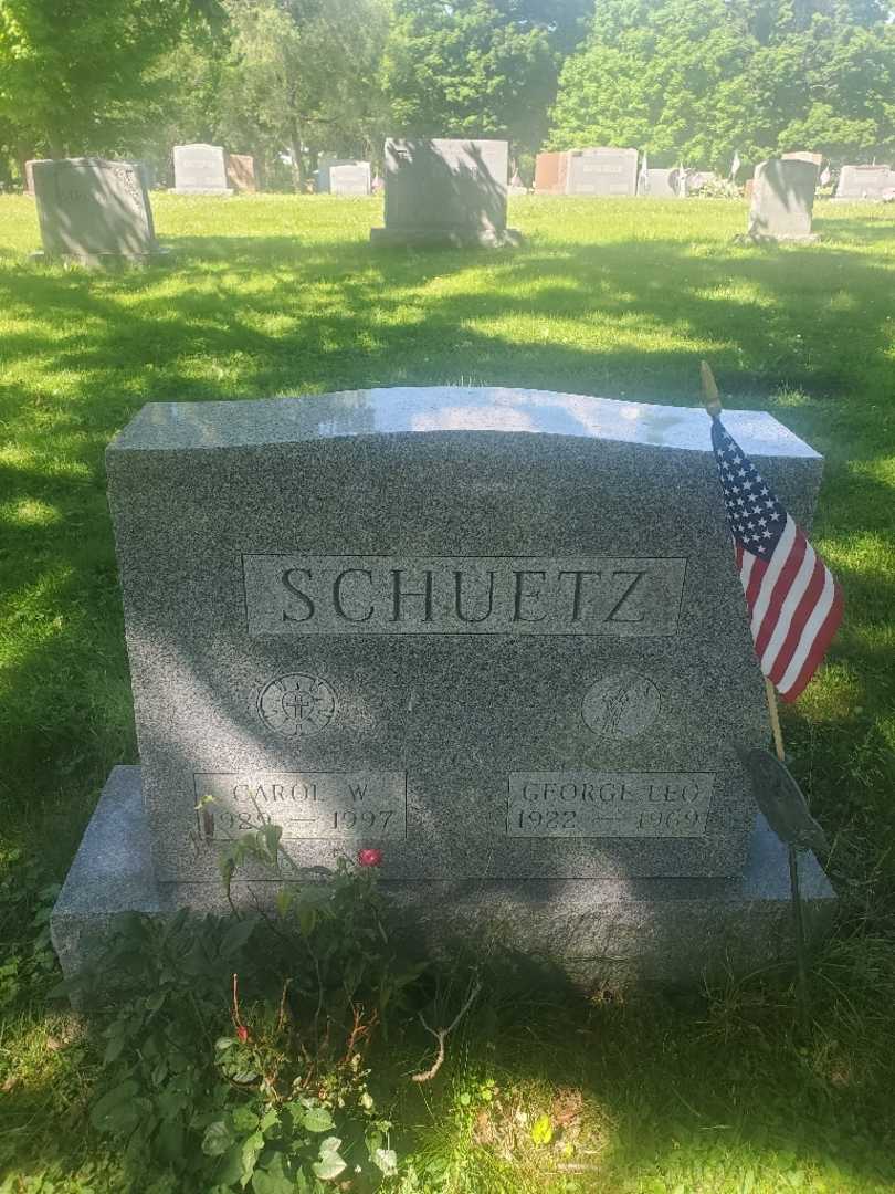 George Leo Schuetz's grave. Photo 3