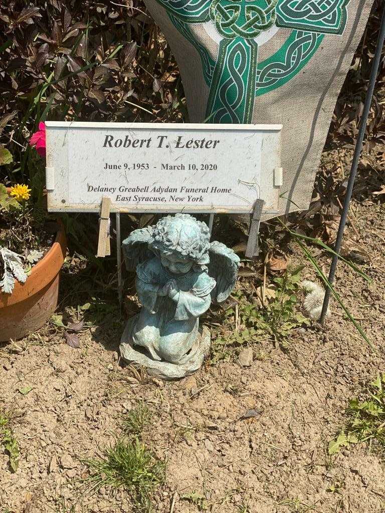 Robert T. Lester's grave. Photo 1