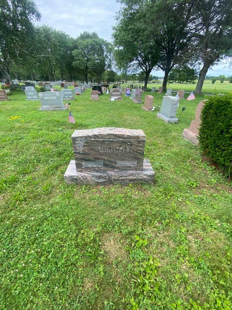 Evelyn N. Whitford's grave. Photo 1