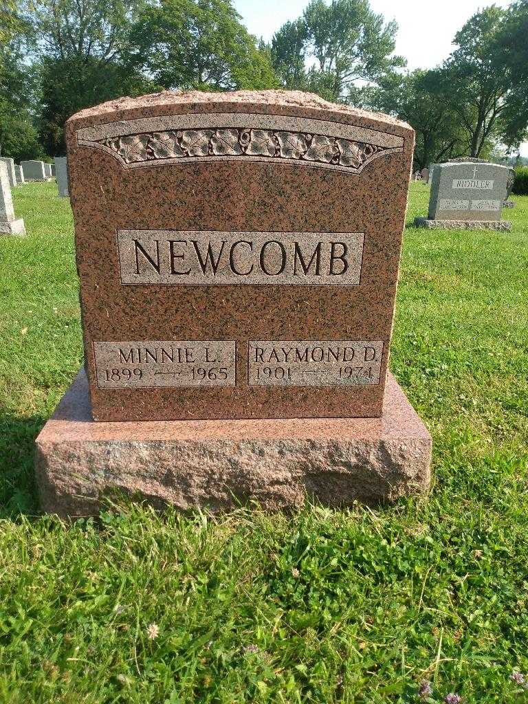 Minnie L. Newcomb's grave. Photo 3