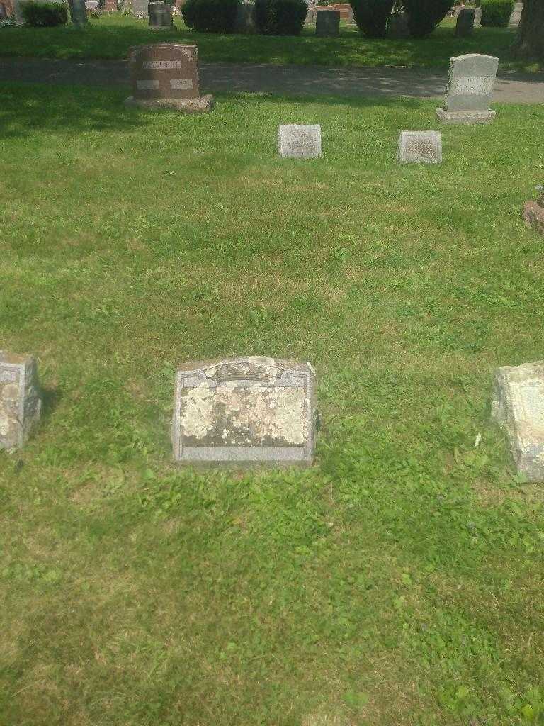 Evelyn Walliser's grave. Photo 1