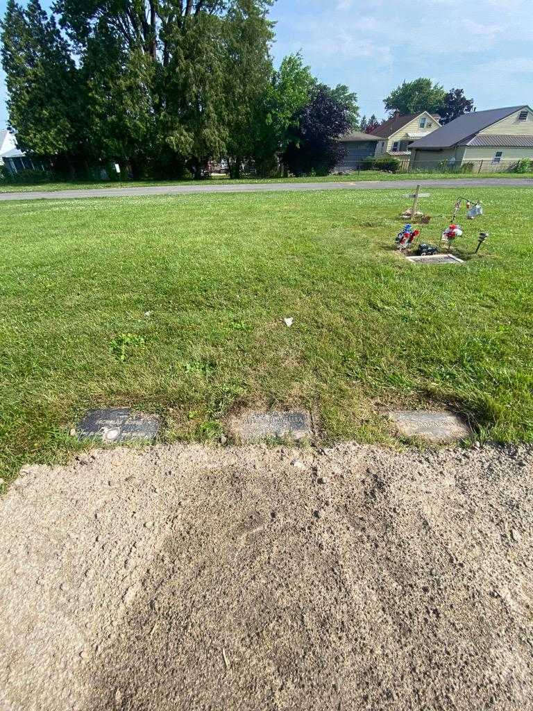 Patricia L. Weller's grave. Photo 1
