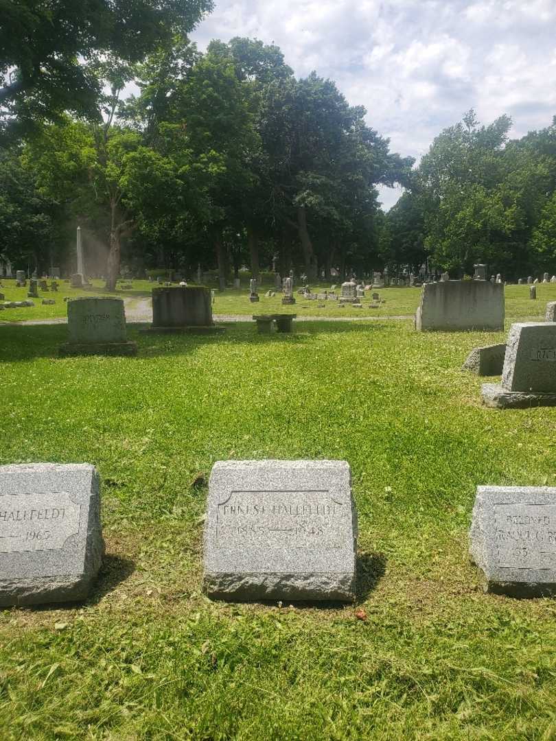 Ernest Hallfeldt's grave. Photo 1