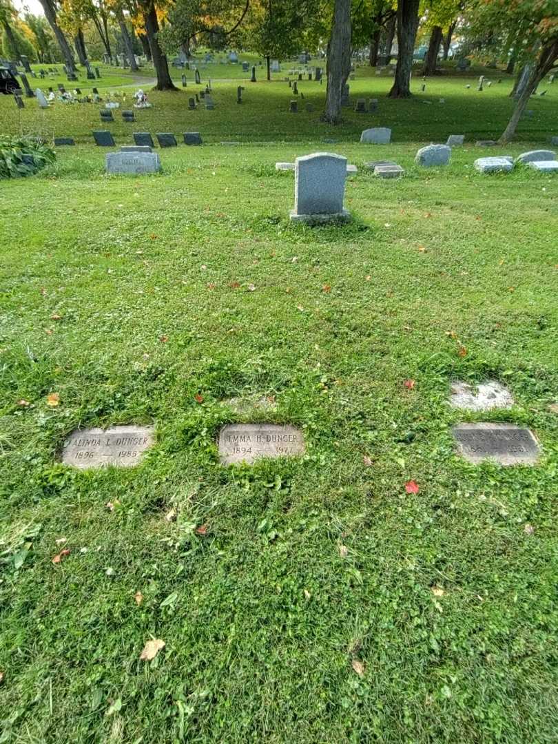 Emma H. Dunger's grave. Photo 1