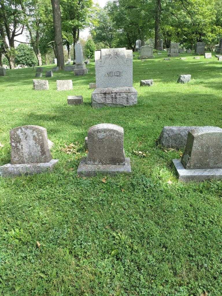 Eveline Norton Voorus's grave. Photo 1