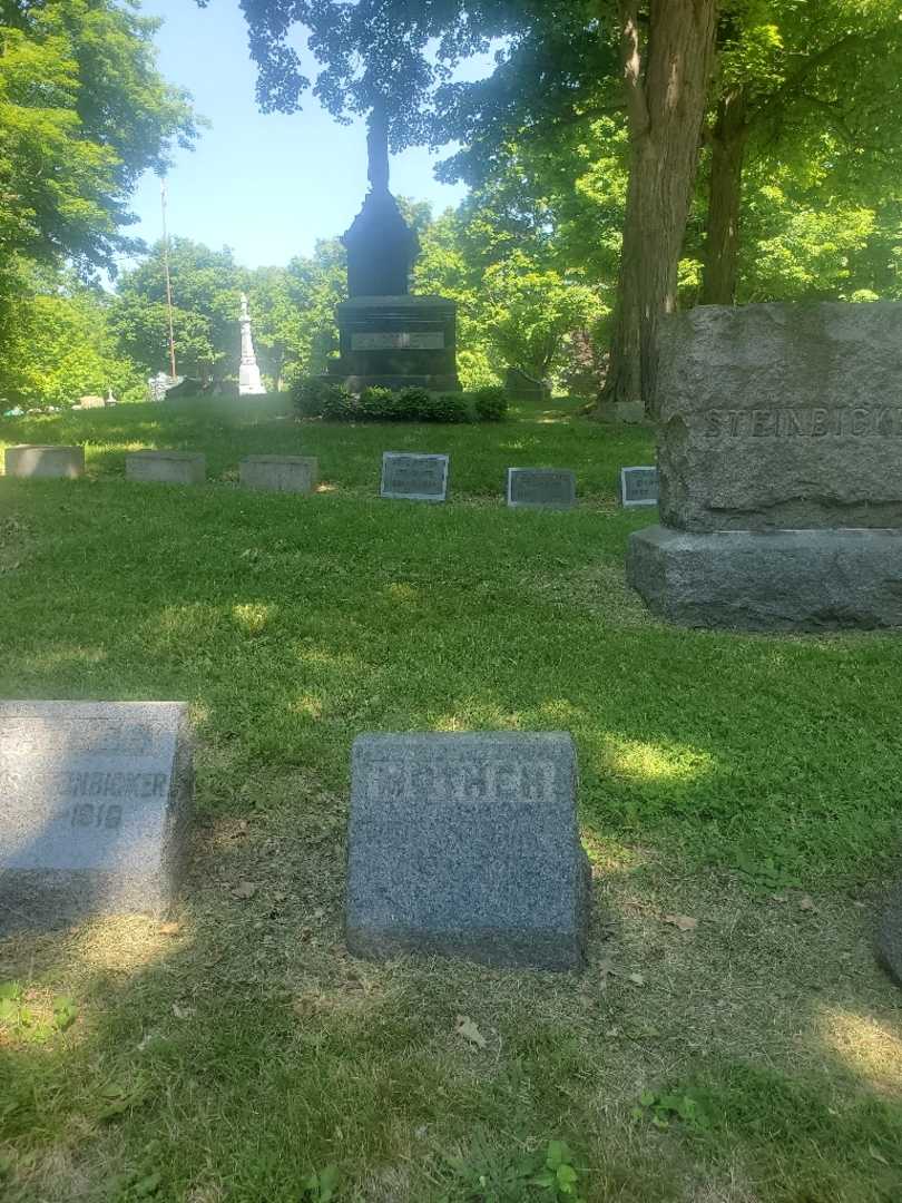 Louise Steinbicker's grave. Photo 1