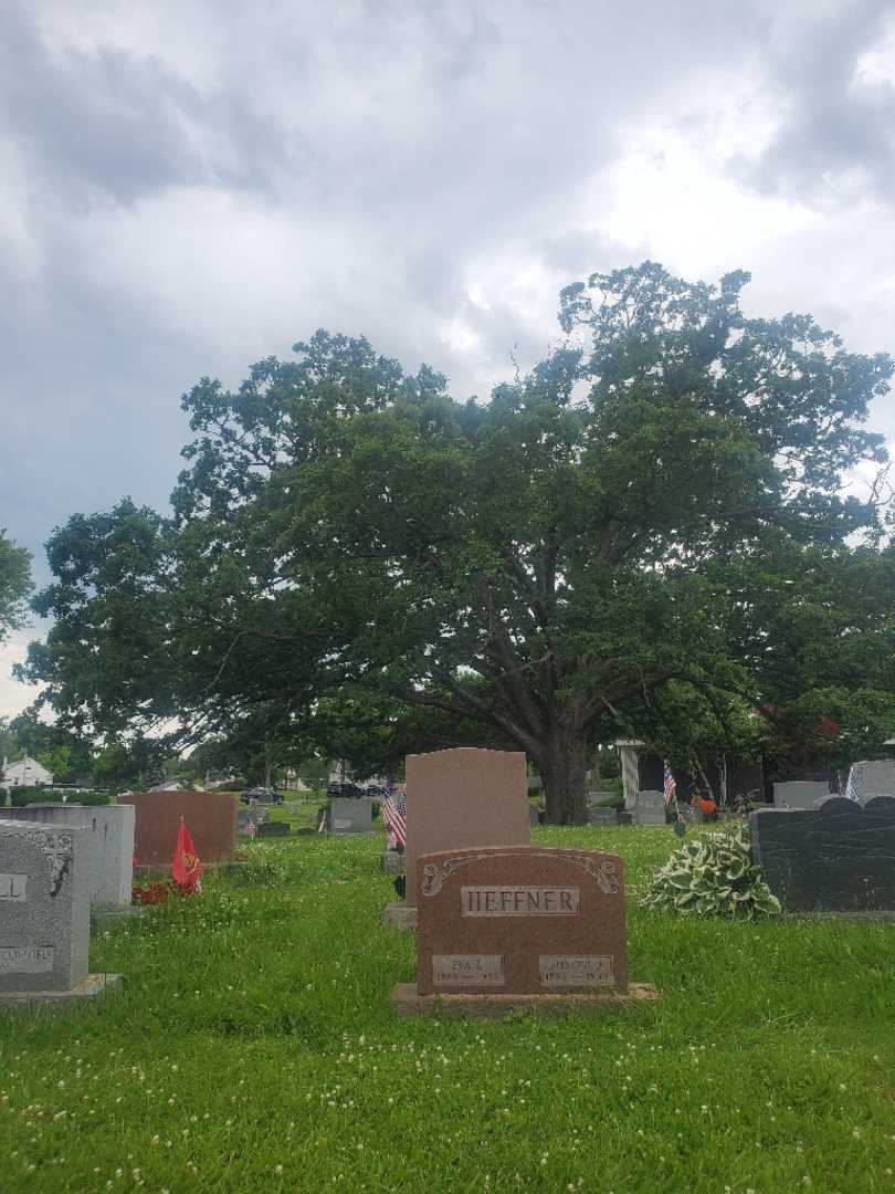 Eva L. Heffner's grave. Photo 1