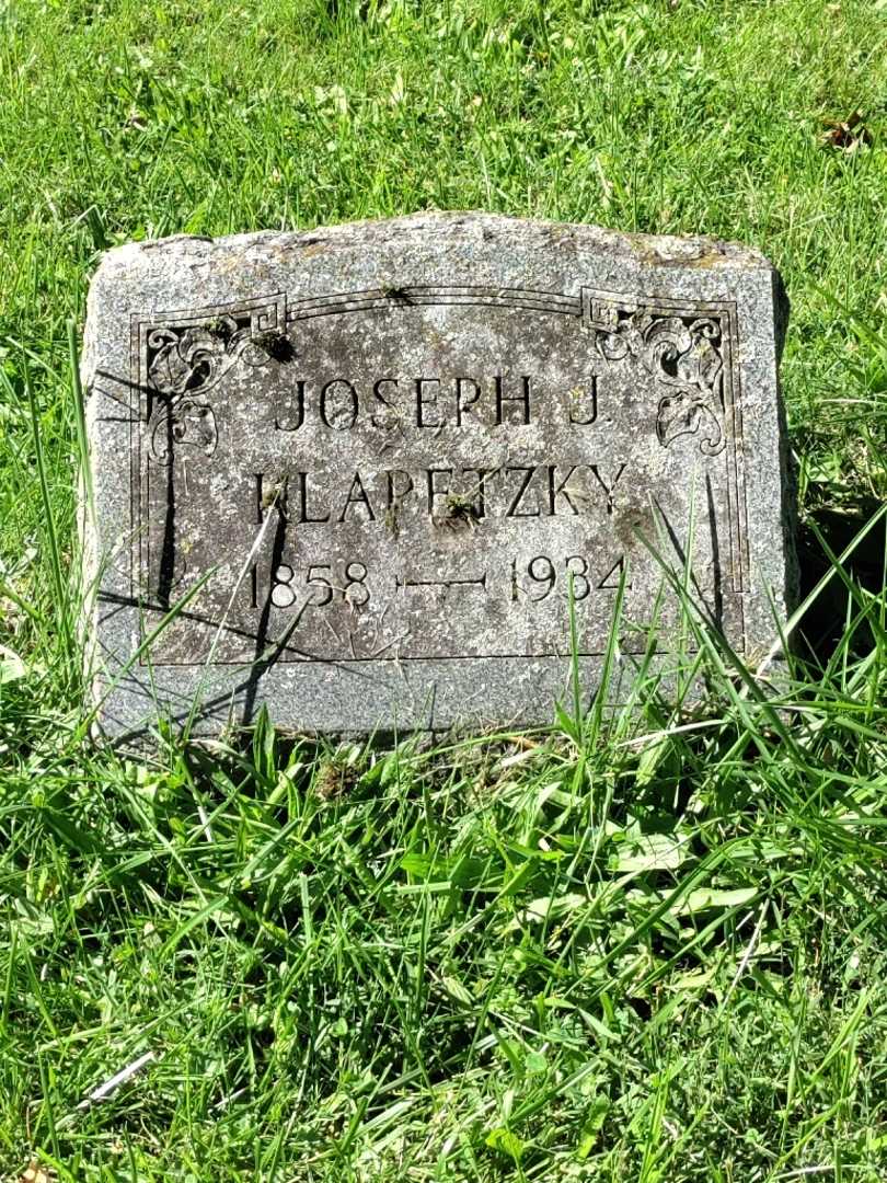 Joseph J. Klapetzky's grave. Photo 3