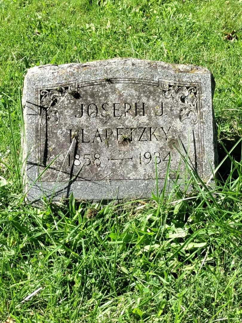 Joseph J. Klapetzky's grave. Photo 3