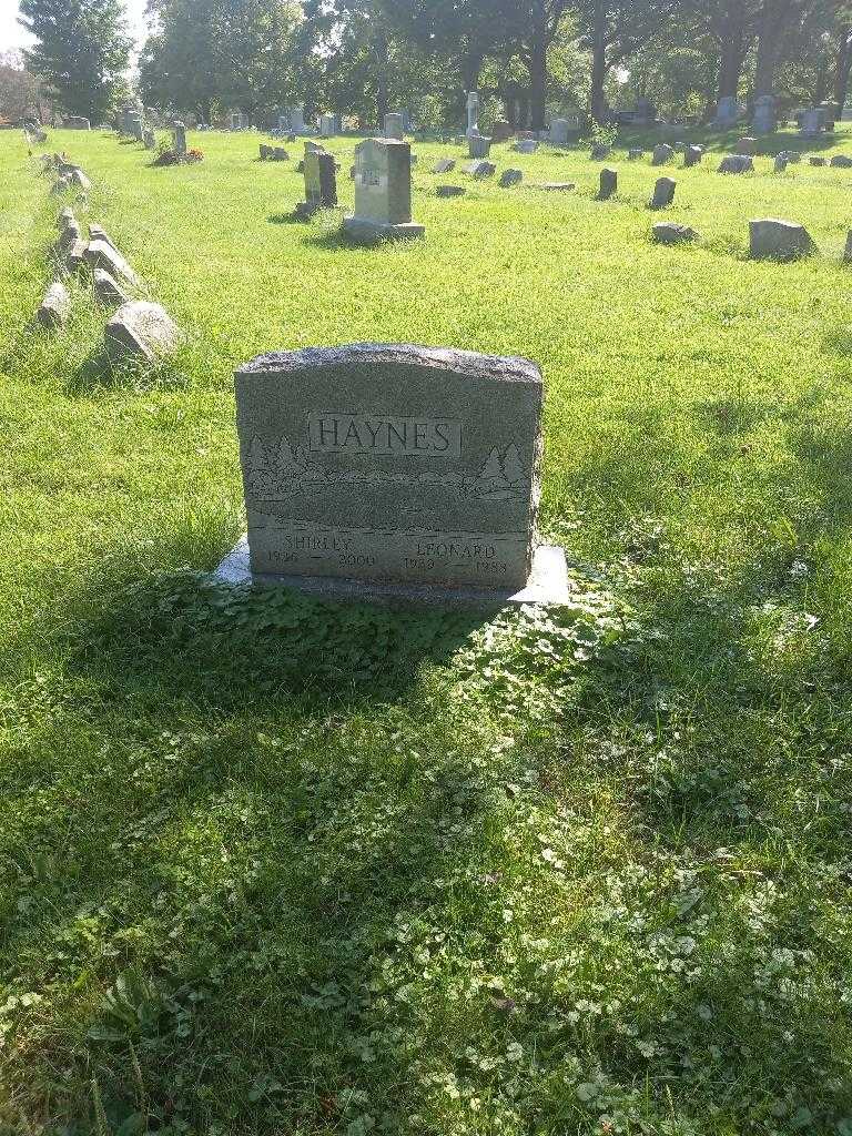 Shirley "Weeks" Haynes's grave. Photo 1
