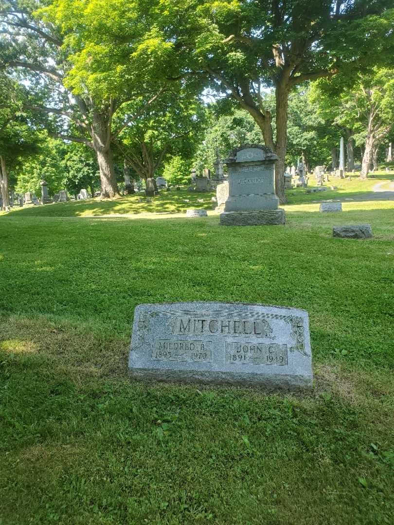 Mildred B. Mitchell's grave. Photo 1