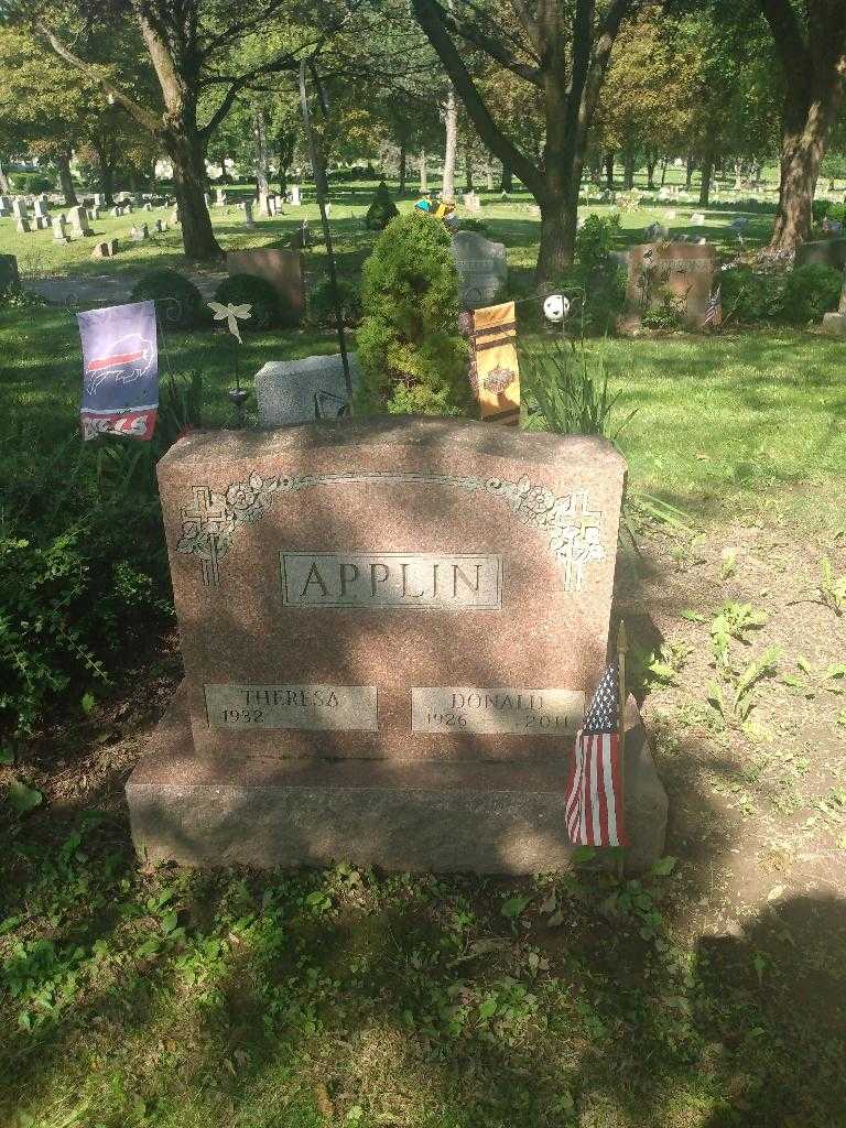 Donald Applin's grave. Photo 2