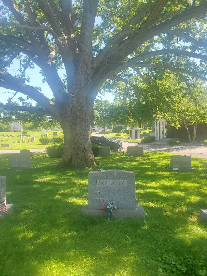 Robert Leo Schuetz's grave. Photo 1