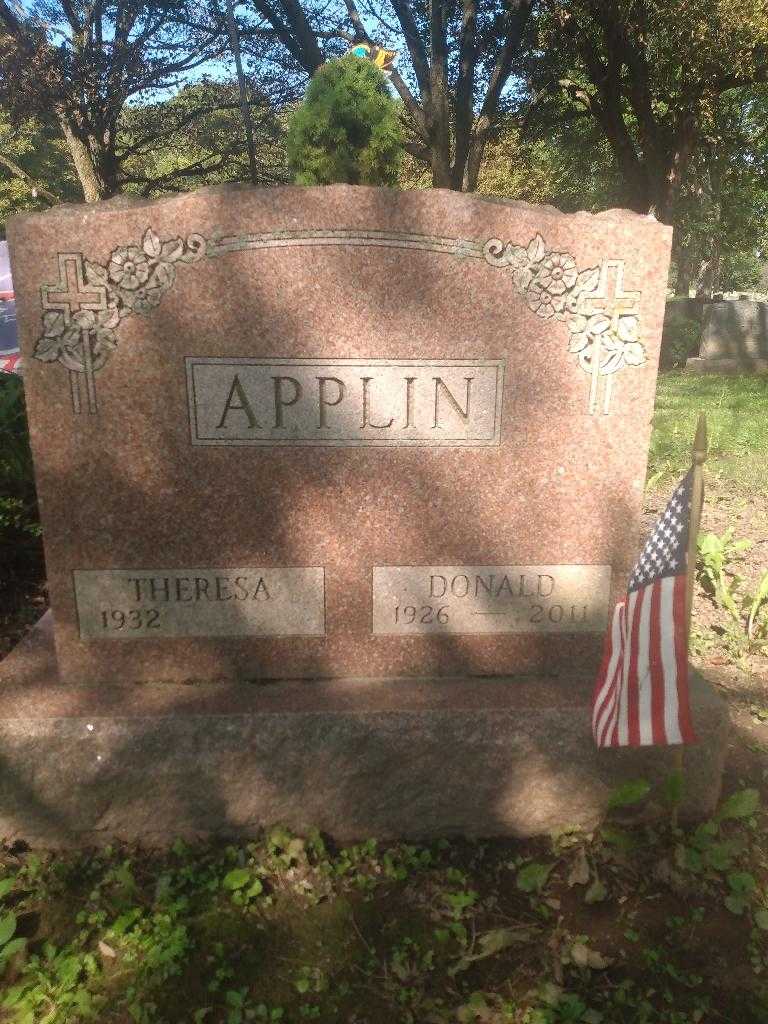 Donald Applin's grave. Photo 3
