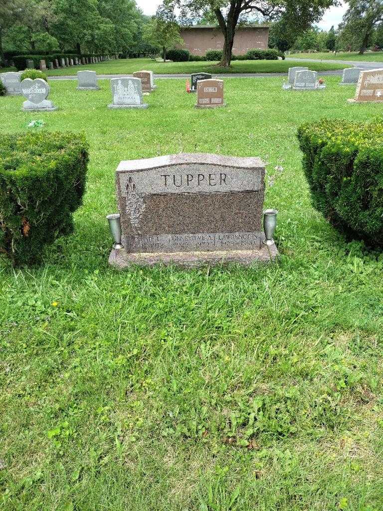 Lawrence N. Tupper's grave. Photo 1