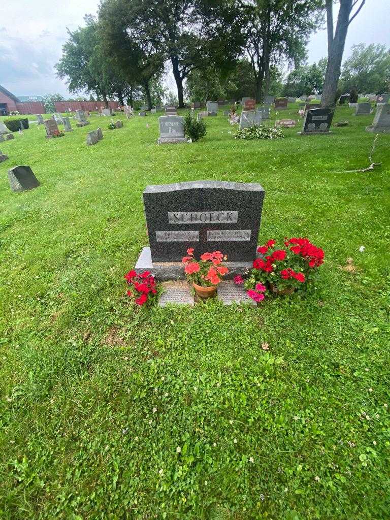 Fredrick Schoeck's grave. Photo 1