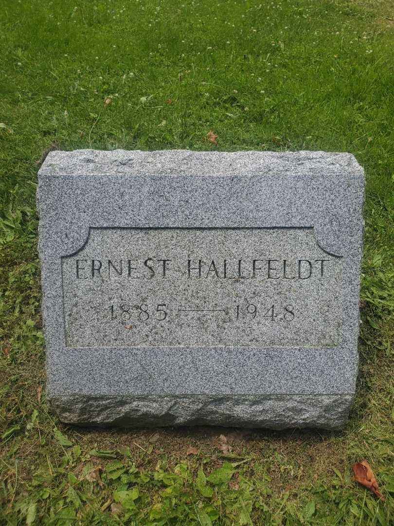 Ernest Hallfeldt's grave. Photo 3