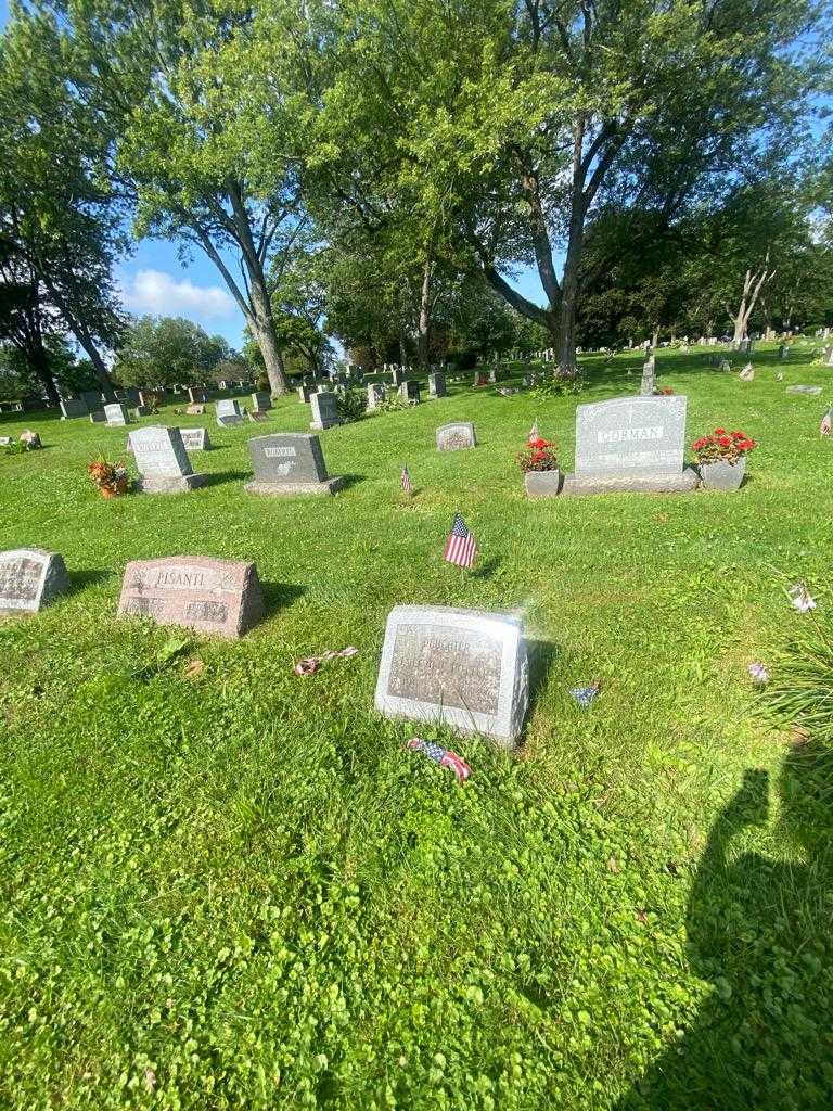 Evelyn F. Potter's grave. Photo 1