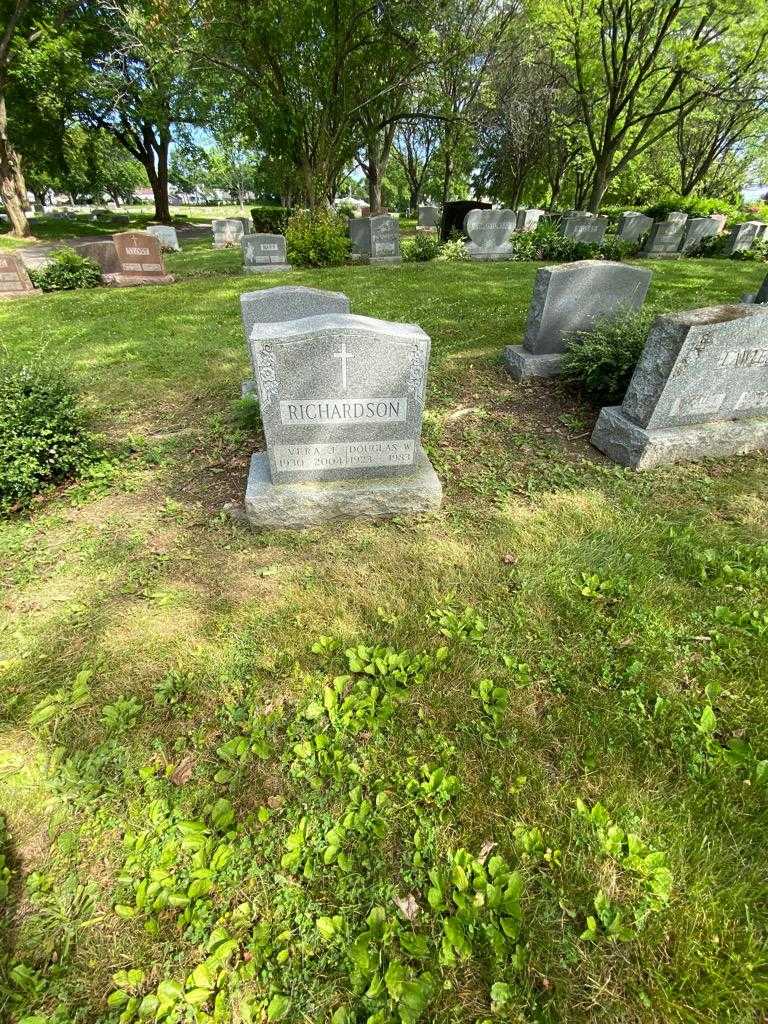 Douglas W. Richardson's grave. Photo 1