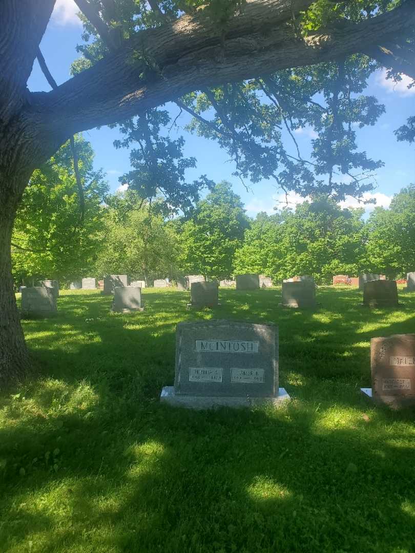 Osmer B. McIntosh's grave. Photo 1