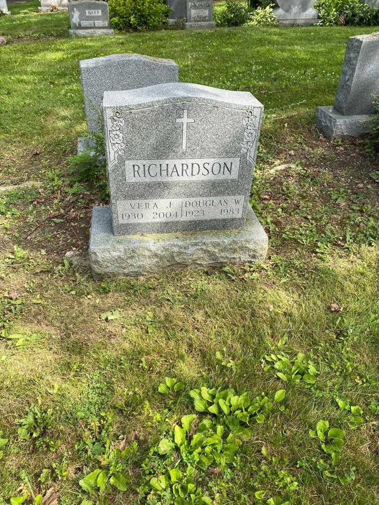 Vera J. Richardson's grave. Photo 2