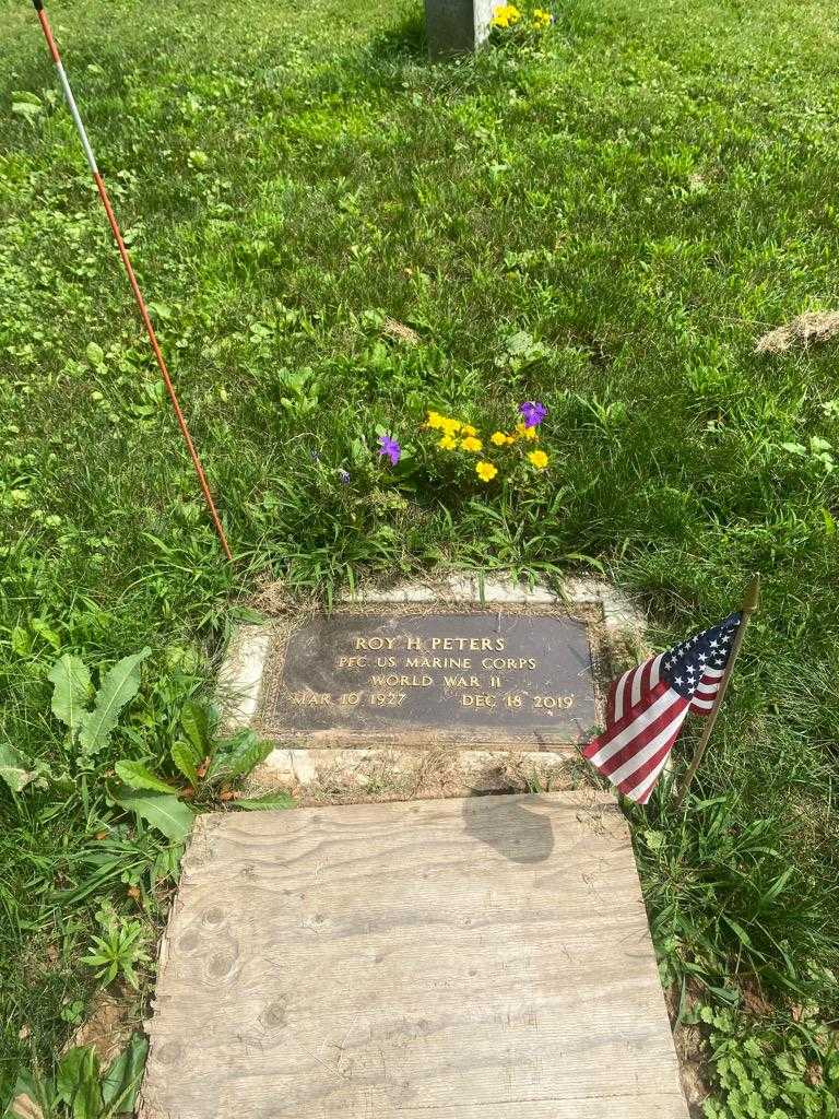 Roy H. Peters's grave. Photo 2