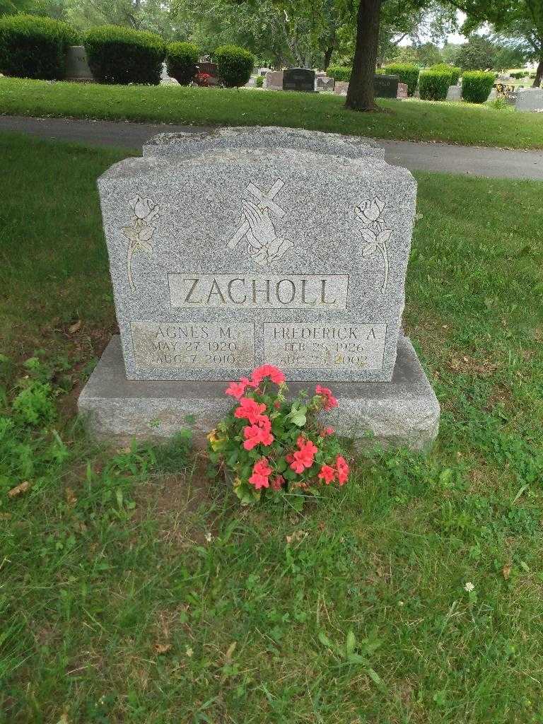 Frederick A. Zacholl's grave. Photo 1