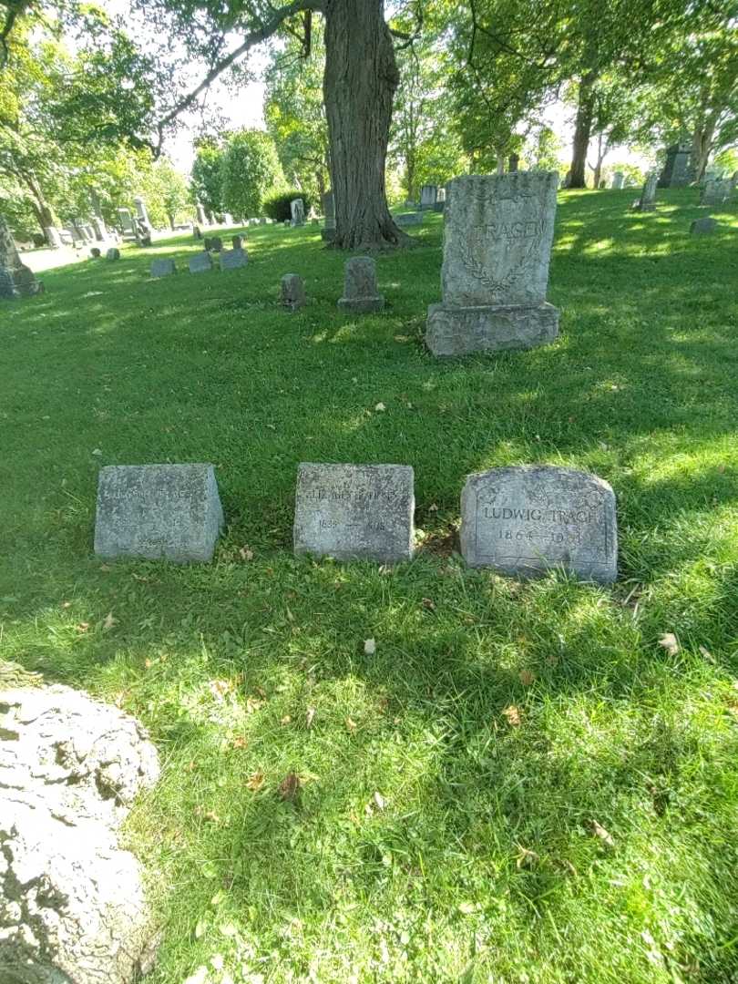 Elizabeth Trage's grave. Photo 1