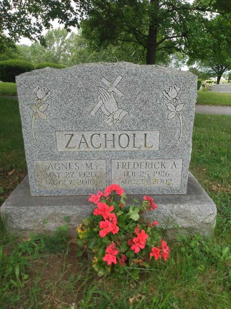 Agnes M. Zacholl's grave. Photo 2