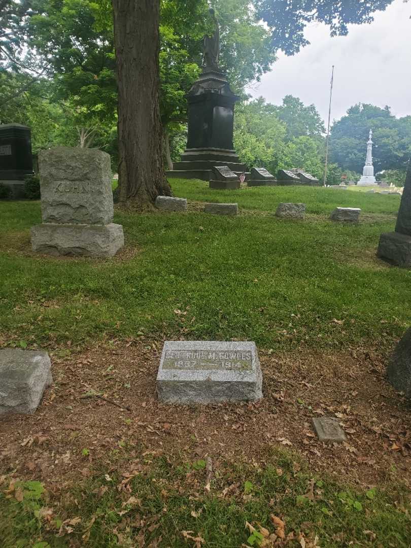 Gertrude M. Cowles's grave. Photo 1