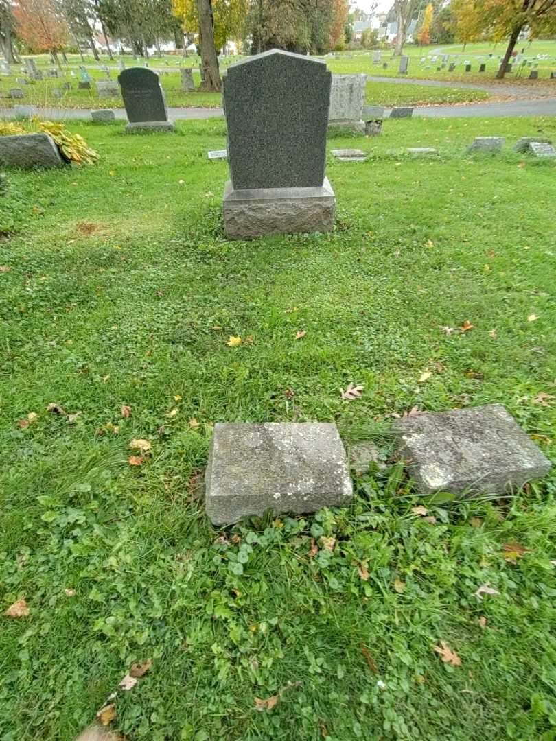 Ruth G. Darling Palmer's grave. Photo 1