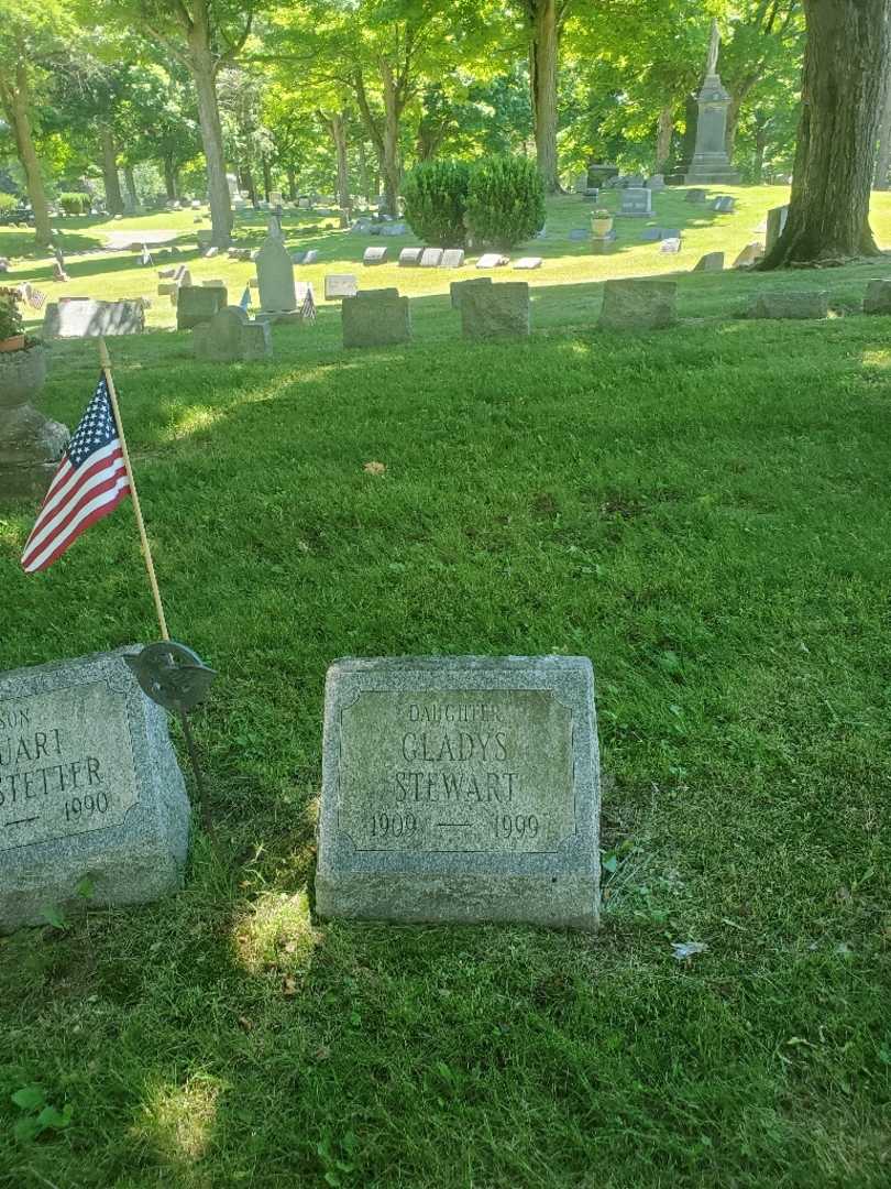 Gladys E. Stewart's grave. Photo 1